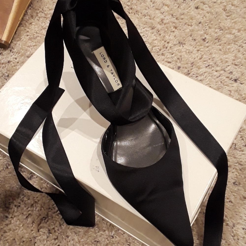 Black pumps